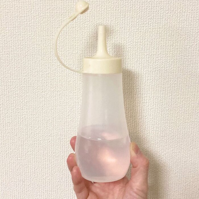 ③ハーバリウムオイルを注ぐ