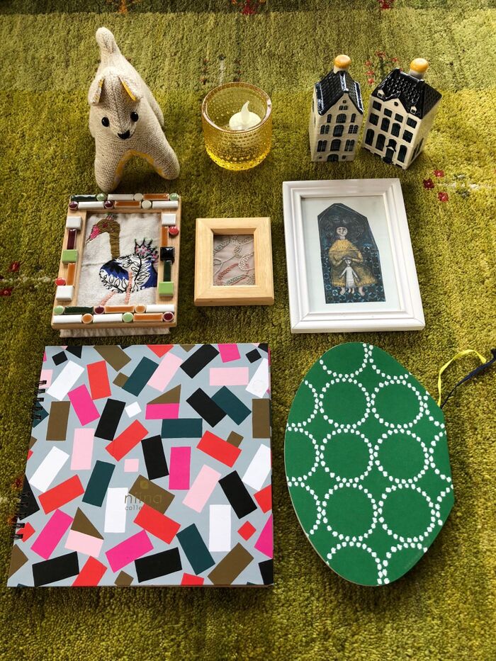 簡単な小物を2〜3点用意