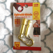 セリア「ホイッスル付ライト」ライトとホイッスルとカラビナ付き