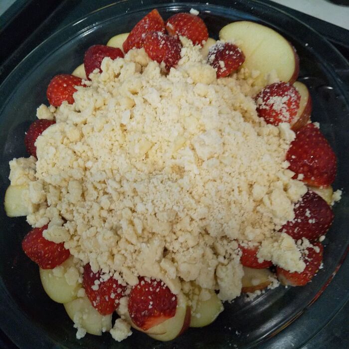 3 林檎と苺の上に生地をかけたらあとはオーブンへ