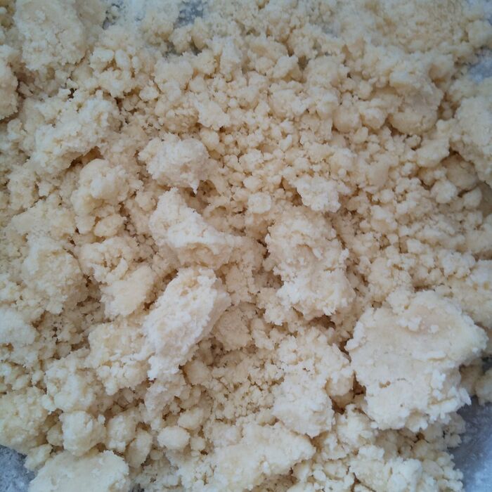 2 Aを混ぜて生地をそぼろ状にします