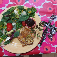 Printemps de salade du jardin 、avec poulet rouge