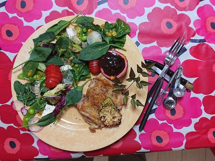 Printemps de salade du jardin 、avec poulet rouge