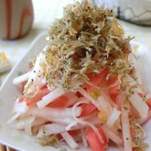 熱々ごま油をジュッ♪ 大根とトマトのじゃこサラダ