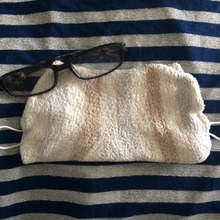 伸びたモコモコ靴下で持ち出し用アイマスク(もどき)を作りました。