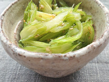 音と香りを楽しめる♪セロリのごま油鶏ガラ炒め