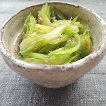 音と香りを楽しめる♪セロリのごま油鶏ガラ炒め