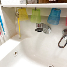 ワンアクションで洗面所のコップを快適に収納