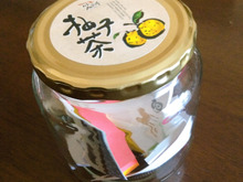 柚子茶の瓶捨てないで。ふせん入れるのにちょうどいいです。