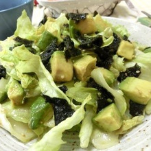 お箸が止まらない♪ レタスとアボカドのチョレギサラダ