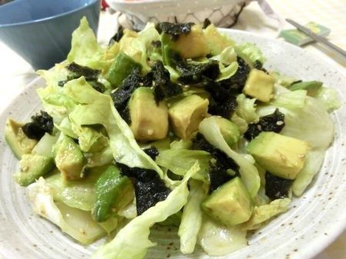 お箸が止まらない♪ レタスとアボカドのチョレギサラダ