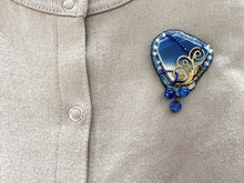 布に穴が残りづらい「ブローチの留め方」