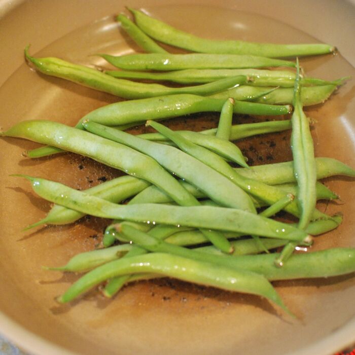 いんげんを茹でます