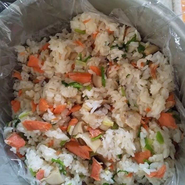 ちらし寿司を作り型に入れる