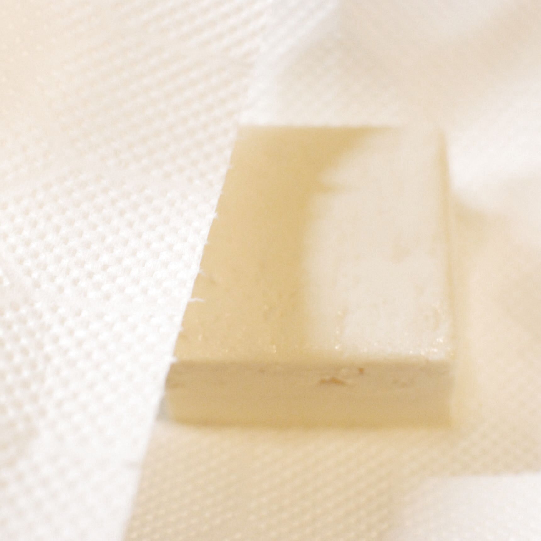 キッチンペーパーで豆腐を包み、重しをして冷蔵庫に入れます