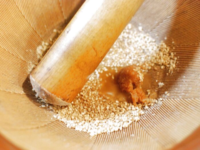 白いりごまをすり、薄口醤油、味噌、砂糖を加えます