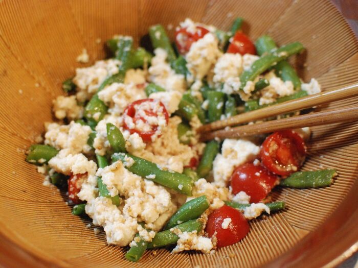 豆腐を加えて、よく混ぜます