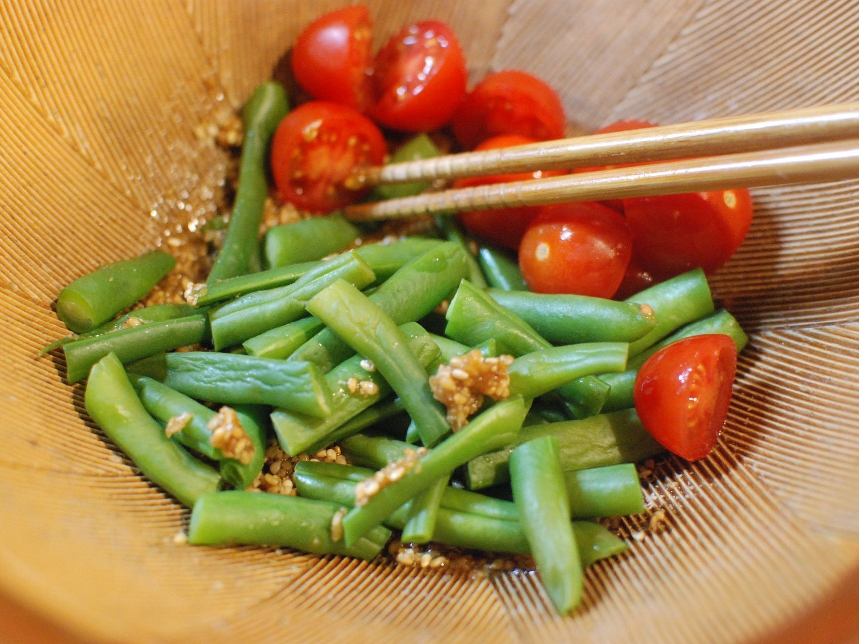 いんげんとミニトマトを加えます