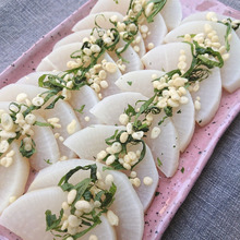 レンジ任せ♪大根に青じそと天かすのせ♪揚げないフライド大根(大根大量消費)