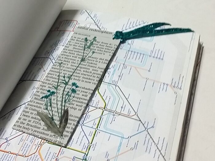 穴を開け、リボンを通して完成