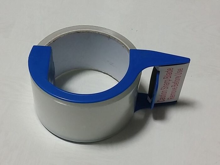 透明の梱包テープを貼る