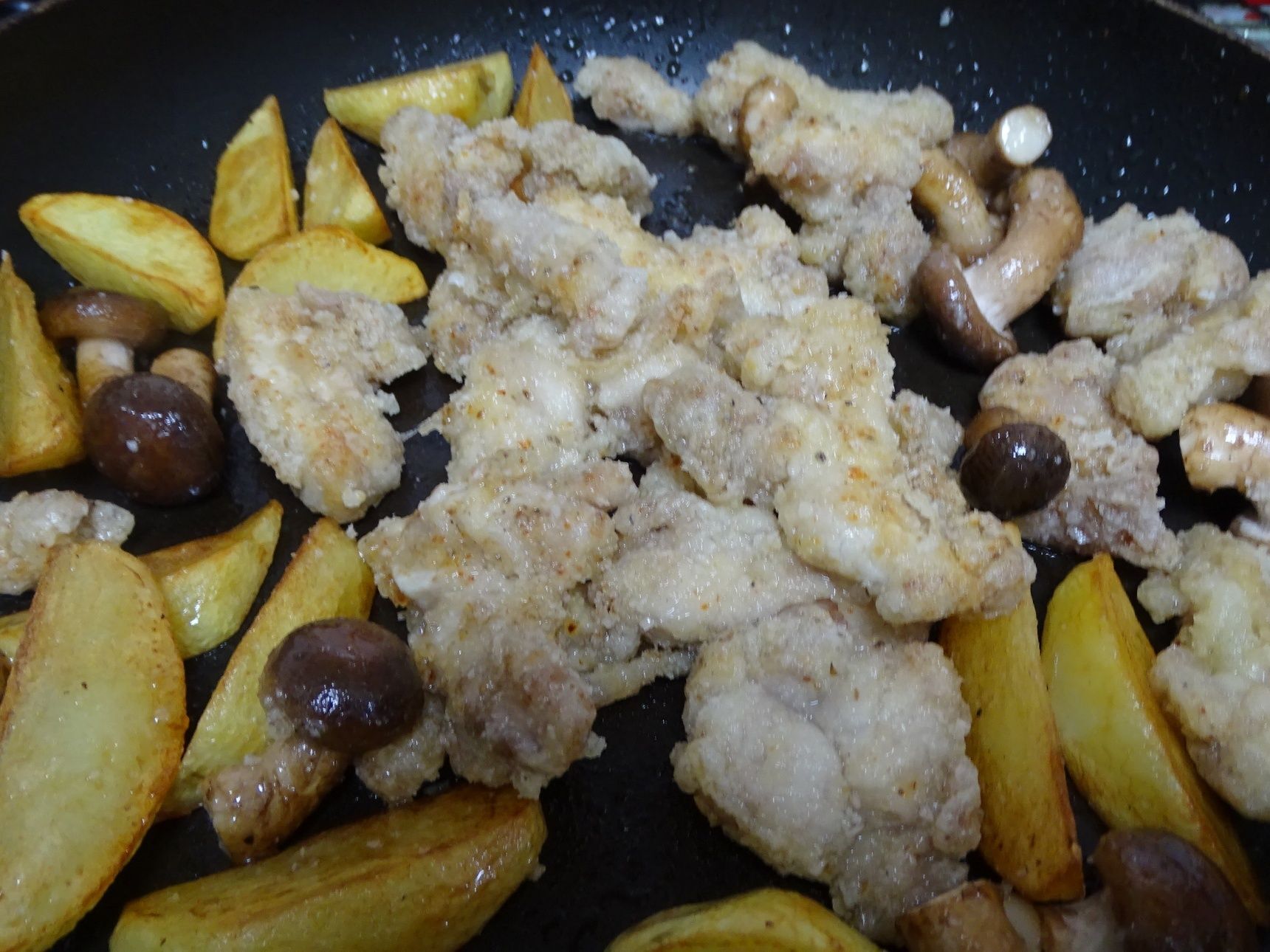 チキン、ポテト、椎茸みにを軽く炒める。