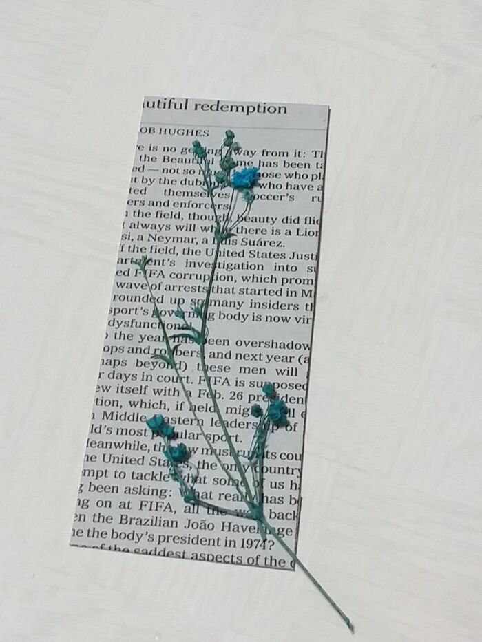 英字新聞にドライフラワーをレイアウト