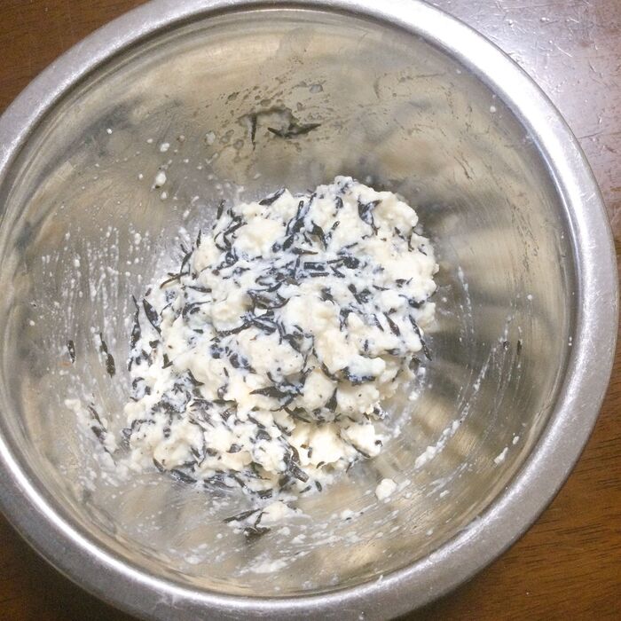 油揚げに熱湯をかけ半分に切り冷めたら袋を開きます。