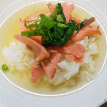 残りご飯でサケのだし茶漬け
