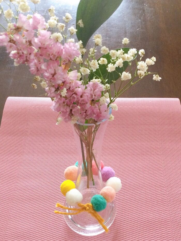 デコレーションボールで花瓶の飾り