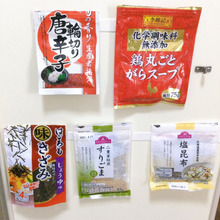 使いかけの調味料は扉裏に貼り付け収納しました