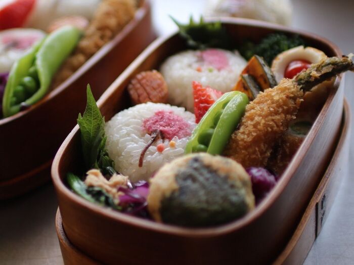 おかずと一緒にお弁当を完成!