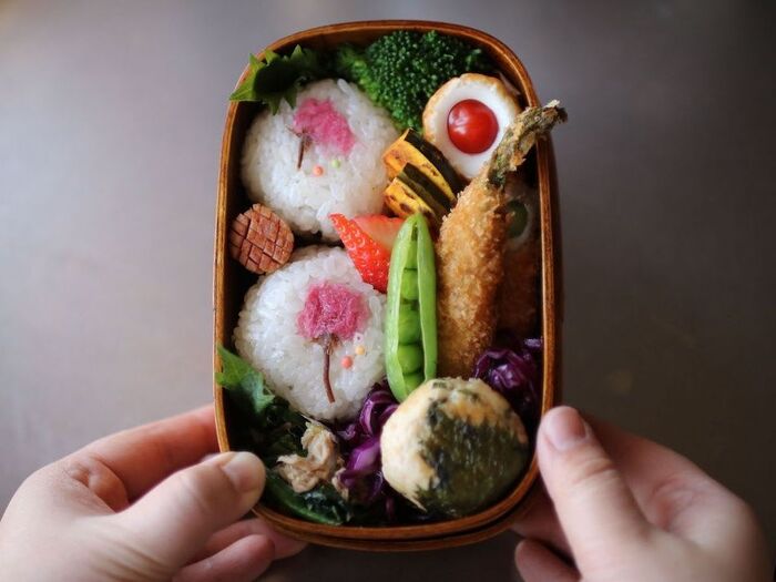 桜花の塩漬けを使ってもっと春らしいデイリーお弁当を作ります。