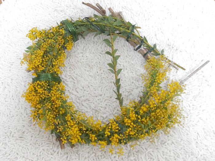 ミモザを乗せて束ねます