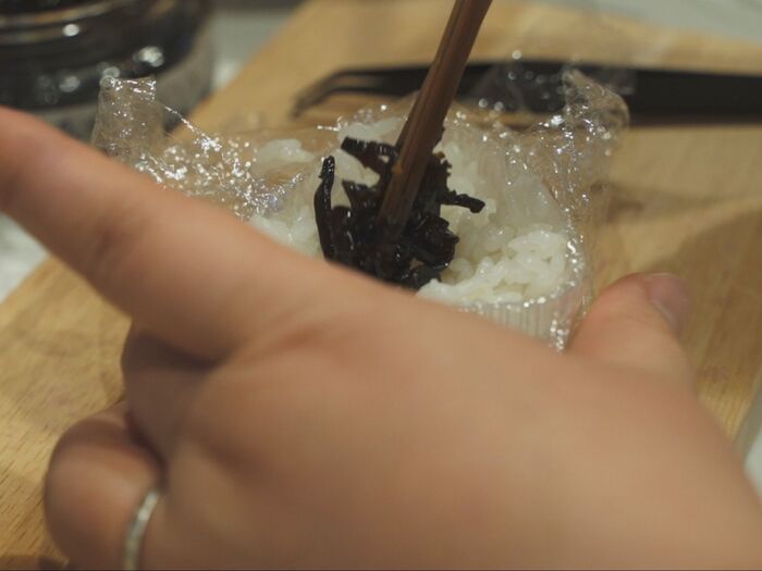 おにぎりの中に梅昆布を入れます。