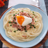コンビニ食材で簡単!うどん・ごはんレシピ「パスタソースで簡単!ツナカルボナーラうどん」