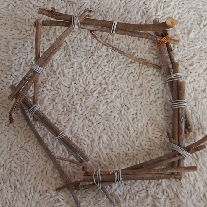 アジサイの茎を束ねて、ベースを作ります