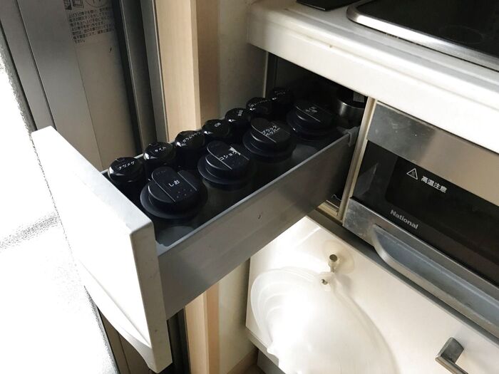 市販の瓶入りスパイス容器を使って調味料収納