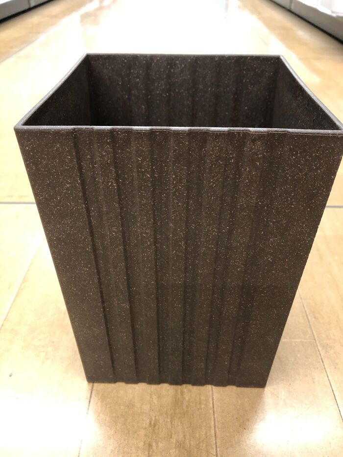 ①ゴミ箱で 液体調味料収納