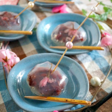ラップで簡単!【桜とあんこの茶巾寒天ゼリー♪】