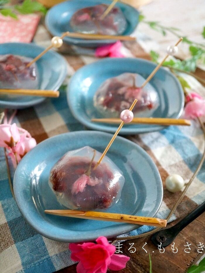 ラップで簡単!【桜とあんこの茶巾寒天ゼリー♪】