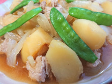 春がきたレンジで簡単♪新玉ねぎと新じゃがいもと絹さやと豚こまの肉じゃが