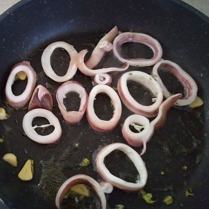 パスタをゆでている間にイカを炒める