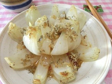 レンチンで一発☆ 蒸し新玉ねぎの熱々じゃこオイル醤油がけ