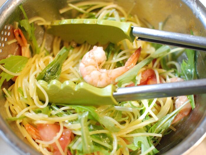 ドレッシングを入れたボウルにパスタと水菜も加えます