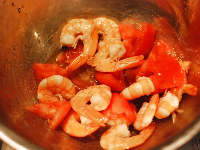 ●で作ったドレッシングに切ったトマトと茹でた海老を混ぜて、冷やします