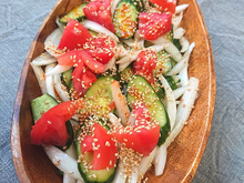 新玉ねぎときゅうりとトマトの和えるだけ辛旨サラダ