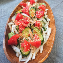 新玉ねぎときゅうりとトマトの和えるだけ辛旨サラダ