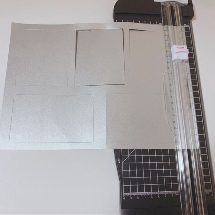 好きな色の画用紙に印をつけて切る!