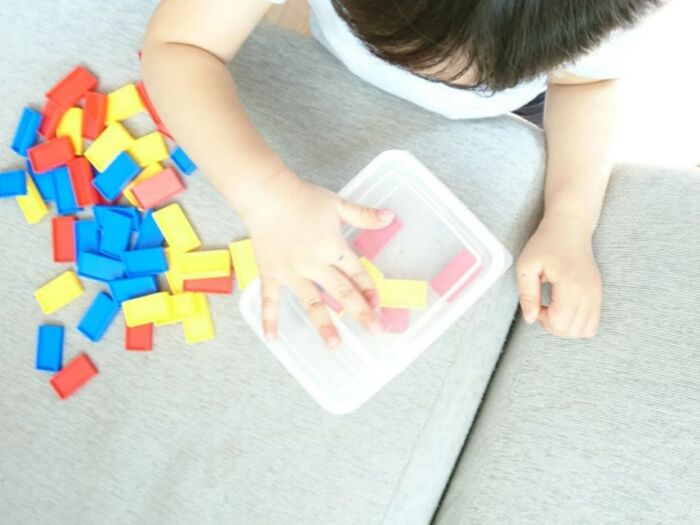 100均アイテム2つで!幼児が夢中になる『ポットン落とし』